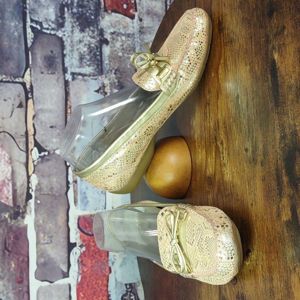 White Mountain "Pardon" Embossed Leather Driving Moccasin